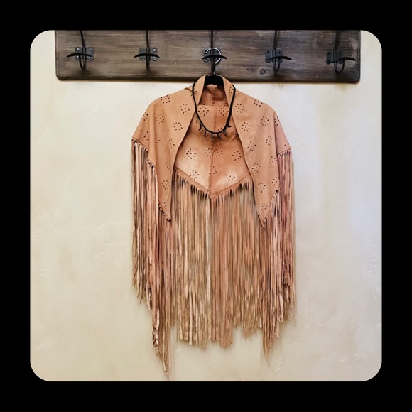 Vintage Accessories - 🪶Boho Vintage Embossed Leather Fringe Tan Shawl~Gorgeous & Unique!!!
